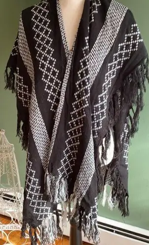 Women’s Black & white patterns light fringed poncho Size undefined