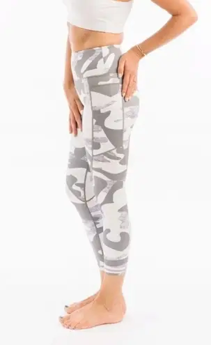 Zyia (NWT) Women’s Gray Camo Pocket Light n Tight Hi-Rise Capri 20". Small (4)