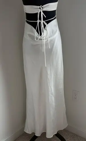 Elegant White Halter Maxi Dress Size M thumbnail 10