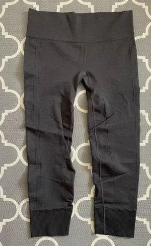 Lululemon  Q5 Charcoal Gray Seamless Compression Leggings Mid Rise  Size 12