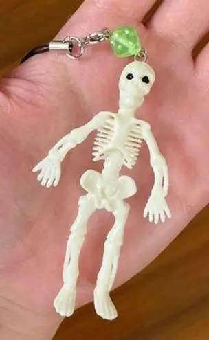 Handmade big skull goth grunge punk funky Halloween phone charm/keychain/bag charm/car decor/display 🖤💀