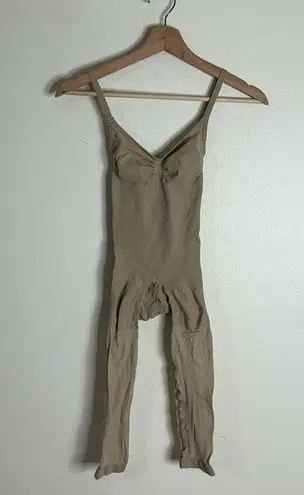 SKIMS Seamless Sculpt Mid Thigh Bodysuit in clay size small NWOT