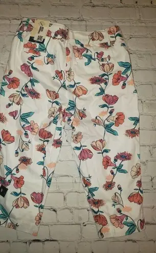 st. john's bay NWT  Womens Size 4P White Posie Floral Capri Pants