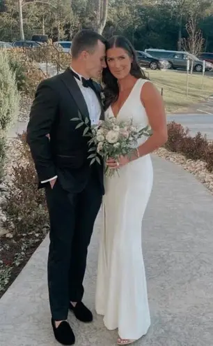 Dress the Population Sandra Plunge Crepe Trumpet Gown in Off White Size Medium