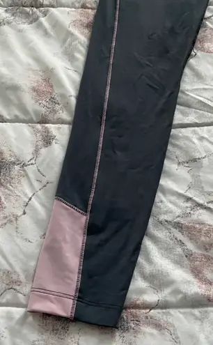 Bebe Sport Gray with Pink & White Inside Pocket Athletic Leggings, size XS