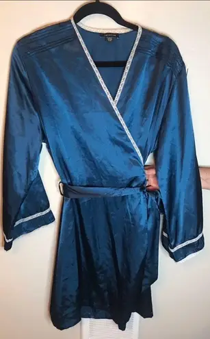 Jones New York  Satin Wrap Robe Size Large/ XL Blue