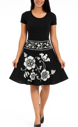 Bandolino Petite Women’s Flower Embroidered Skirt Black and White size 6 Petite