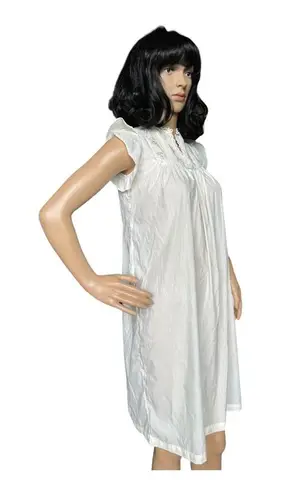Vintage little Barbizon nightgown cream & embroidered flowers with lace size 6