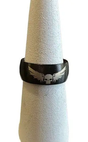 Brand New!! Size 8 Titanium band with etched skull and bat wings