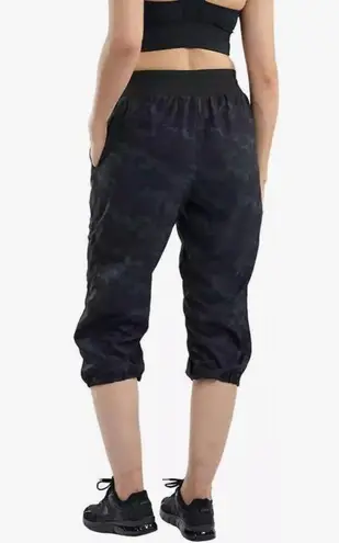 Spyder Ladies "NWT" Active Woven Capri, Black Camo Size Large