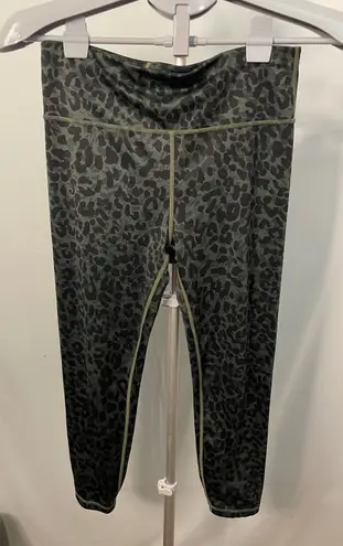 GapFit Eclipse Leopard Print High Rise Cropped Leggings