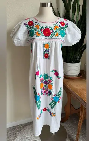 Vintage Mexican Embroidered Floral Dress – White Boho Peasant Midi Festival Size M