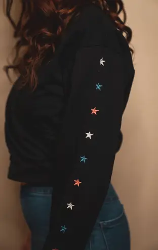 Le lis Embellished Stars Long Sleeve Faux Wrap V-Neck Crop Sweatshirt in Black