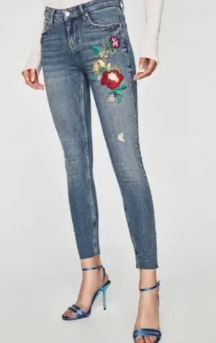 ZARA Light Wash Denim Floral Rose Embroidered Studded Raw Hem Skinny Jeans NEW