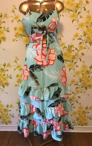 Boutique NWOT Floral layered midi skirt and crop top size M