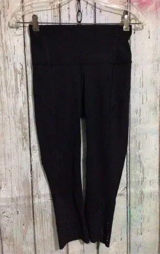 Lululemon  Athletic Capri Pant Yoga Work Out Pant Size 4 Black Mesh Accents 🌸🌺