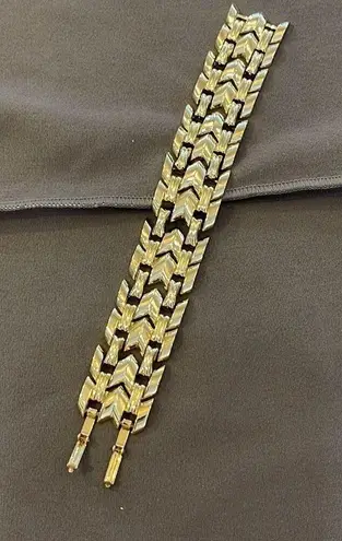 Womens Link Chain Double Fold Over Clasp Wide Arrow Bracelet Goldtone One Size Gold