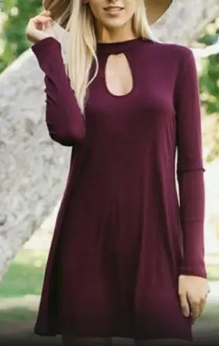 Fortune + Ivy Women’s Burgundy Keyhole Soft
Brushed Fleece Dress. Size Small