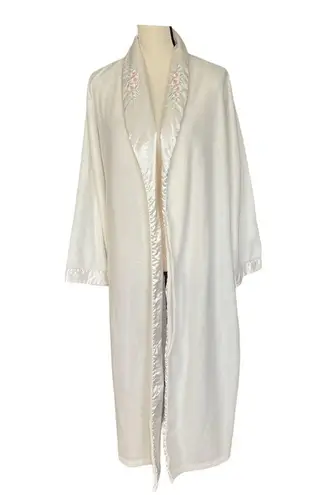 Erica Taylor white soft tie robe. Embroidered flowers. Size PL