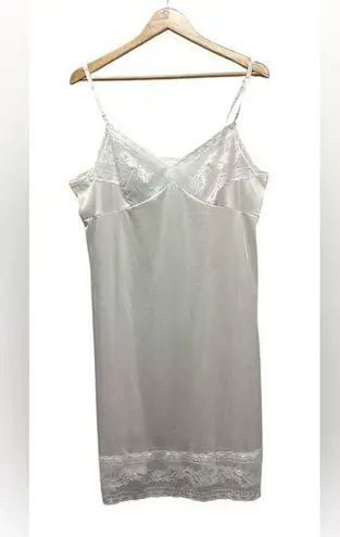 Vanity Fair Vintage full slip. Size 40 in White