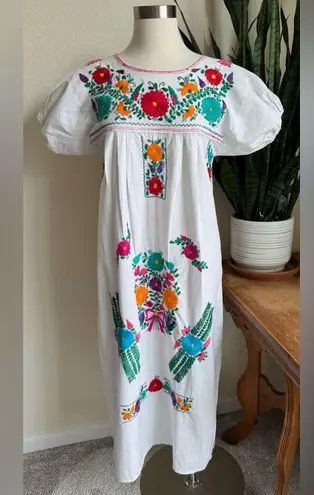 Vintage Mexican Embroidered Floral Dress – White Boho Peasant Midi Festival Size M