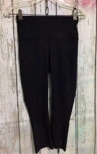 Lululemon  Athletic Capri Pant Yoga Work Out Pant Size 4 Black Mesh Accents 🌸🌺