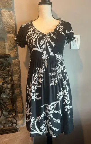 Sunny Leigh Black and White V-Neckh Dress with Sleeves