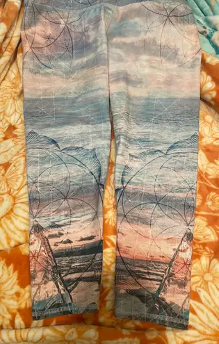 Evolution and creation  Cropped Leggings