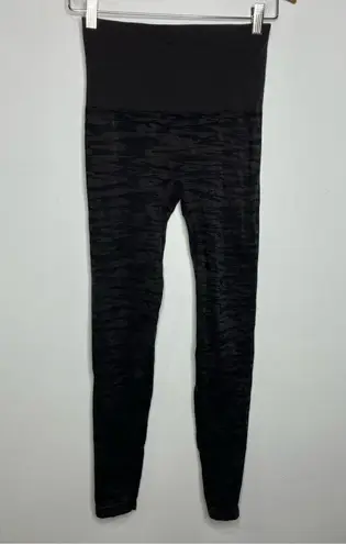 Assets by Spanx gray camo seamless leggings women’s size large shapewear casual