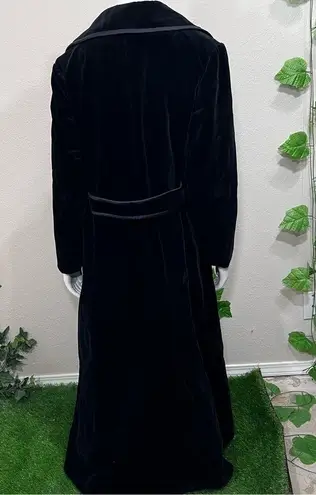 Vintage 1970’s velvet, plush, long, goth style coat Size L