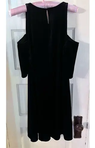 BCBGeneration  BLACK VELOUR COLD SHOULDER DRESS SIZE SMALL NEW