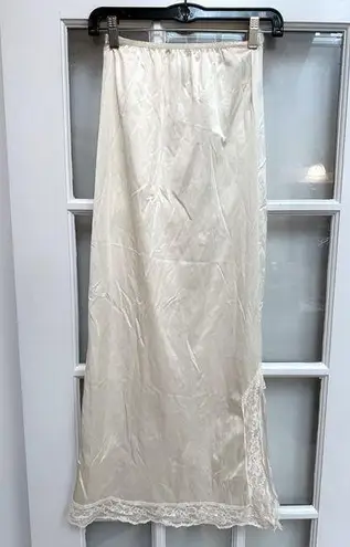 Vintage Montgomery Ward 70’s 80’s Champagne Cream Midi Lingerie Slip Size S M White