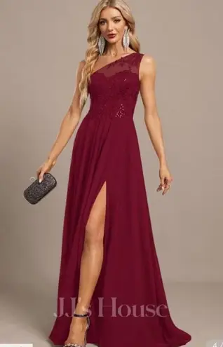 Size 0 pageant/prom/evening/bridesmade dress. Wore 1 time.Comes with garment bag Red