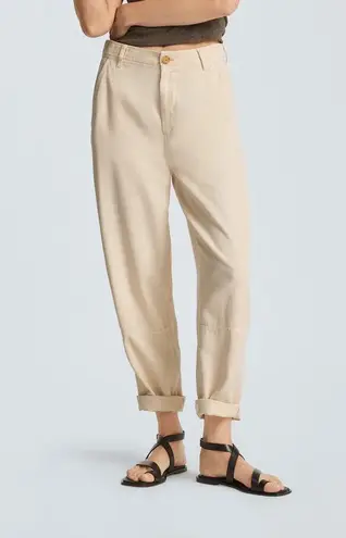 Everlane  The Relaxed Chino in Buttersoft Barrel Pant in Parchment 10