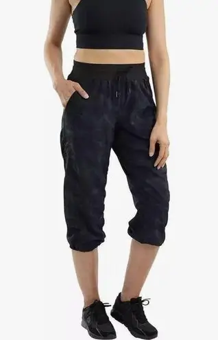 Spyder Ladies "NWT" Active Woven Capri, Black Camo Size Large