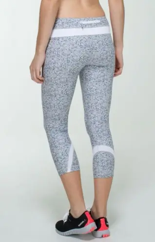 Lululemon  Run: Inspire Crop II *All Luxtreme
Petite Fleur Silver Spoon/White 8