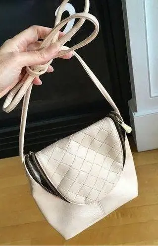 NWOT Quilt Design Crossbody Bag, Cream with Black, White Abstract Print Interior