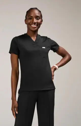 FIGS  Sona FORMx Slim V-Neck Scrub Top in Black, Size Large