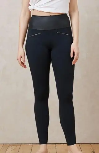 ADAY THROW IT HIGHER NAVY & BLACK ZIPPER FRONT LEGGINGS WITH POCKETS Size M