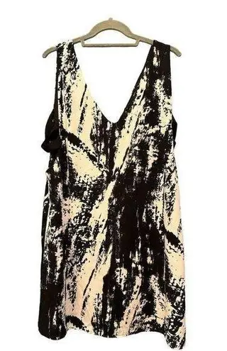4S13NNA 4Sienna Women's L Black & White Abstract V-Neck Sleeveless Dress