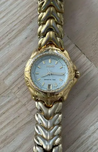 Seiko Sport 100 Vintage Ladies Watch Silver Dial Gold Bracelet 10 BAR Date