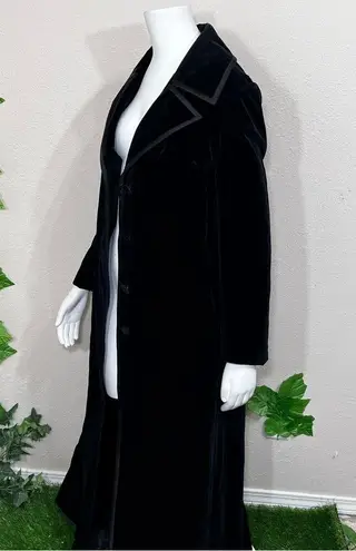 Vintage 1970’s velvet, plush, long, goth style coat Size L