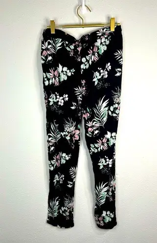 ๐ค Lascana Black Floral Pull