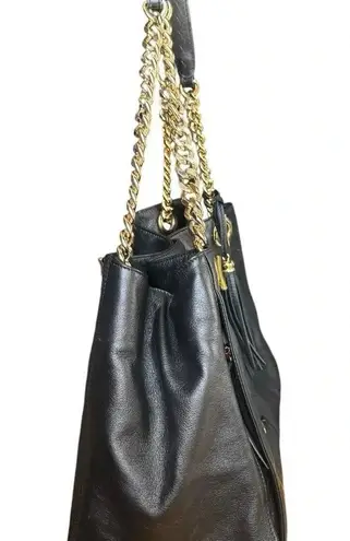 Mario Valentino Valentino By Vera signature leather shoulder bag.