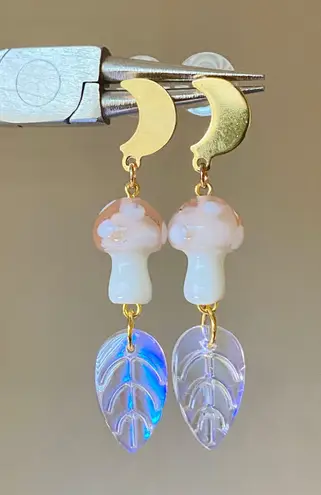 Handmade Kawaii y2k fairy pink mushroom & leaf glass beads moon dangle earrings🍄🌈💕