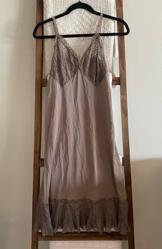 Vanity Fair Vintage 1960’s  mauve brown lace & ruffle detailed chemise slip