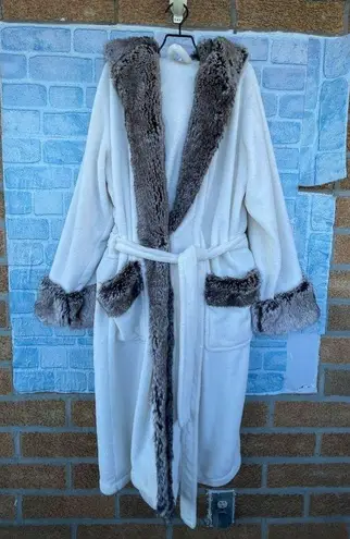 Pottery Barn  White Faux Fur Trim robe size medium thumbnail 1