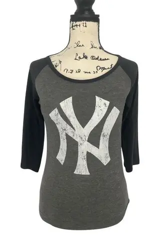 MLB New York Yankees Raglan Shirt Size M Gray Blue 3/4 Sleeve Baseball Tee Size M