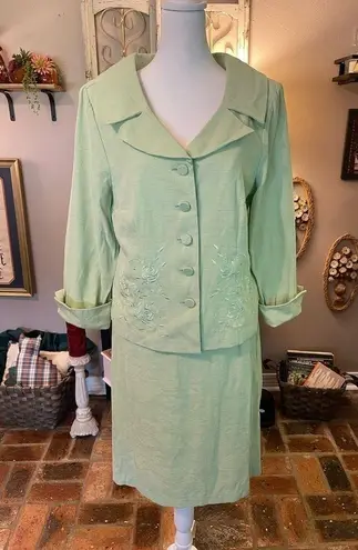 Miss Dorby vintage two piece light green suit with monotone embroidered detail. Size 12