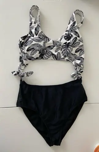 Island Soul EUC | women’s one piece cutout swimsuit — large